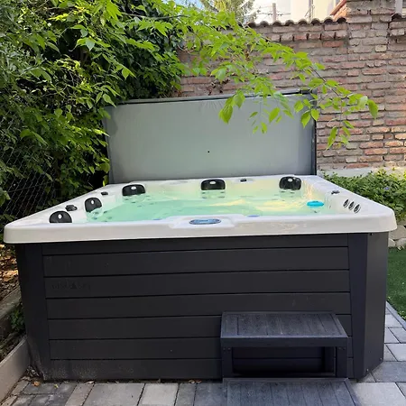 Buda Luxury Jacuzzi *